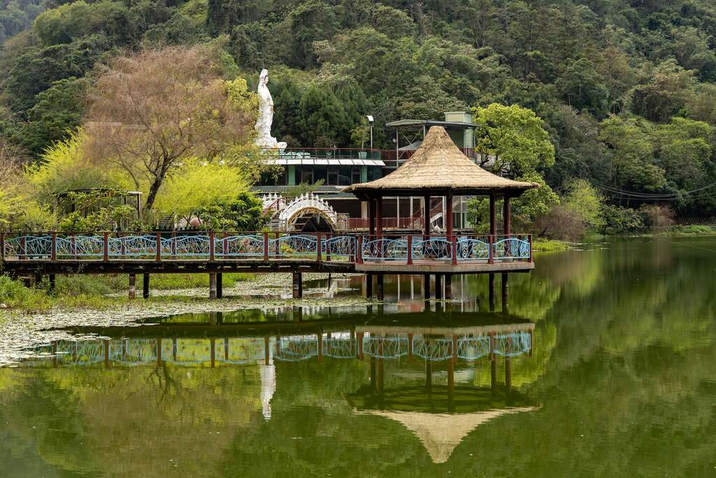 鯉魚潭的風貌，湖中有一座休憩的涼亭，湖水也映照著涼亭的形貌