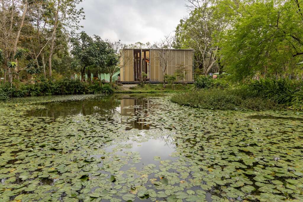 從池塘遠眺紙教堂的外觀