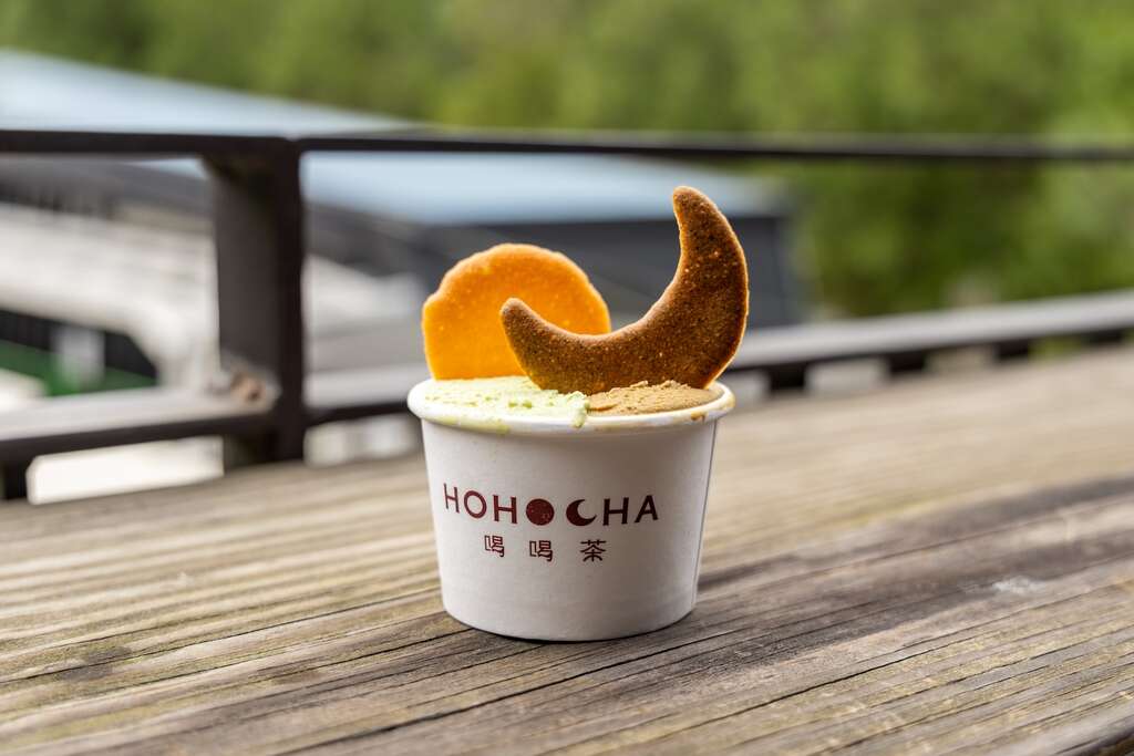 Hohocha喝喝茶觀光工的冰品，上頭還以太陽與彎月的日月餅乾布置