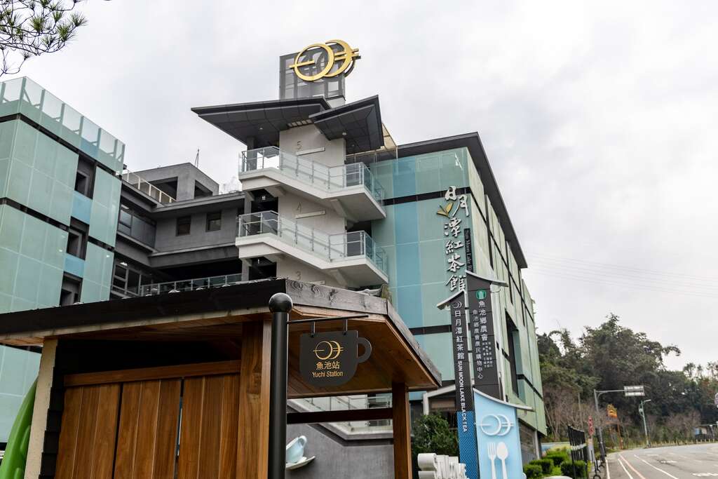 魚池鄉農會日月潭紅茶館的建築外觀，有6層樓高，屋頂上還有日月圖案裝飾