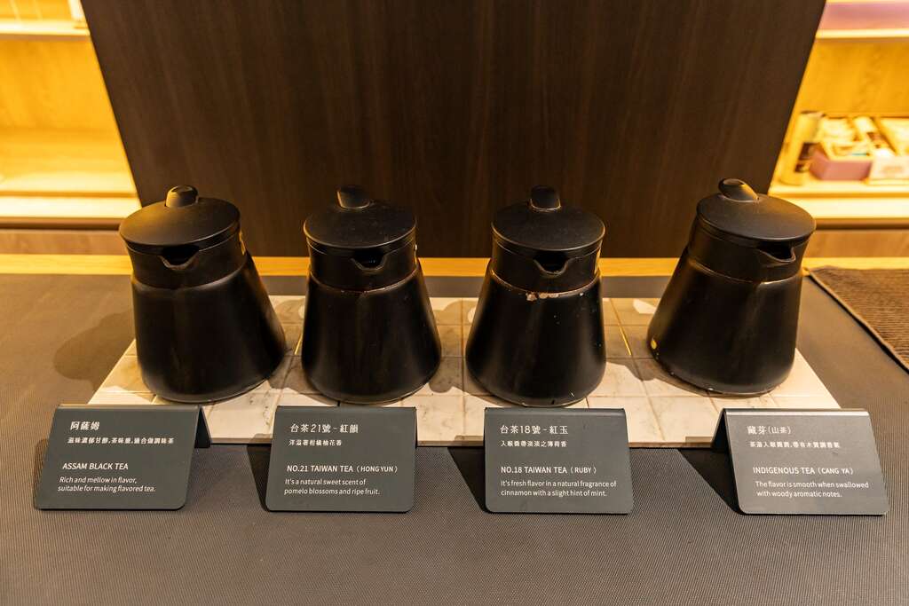 照片中有4壺茶，由日月潭的代表茶葉所泡，讓人試喝