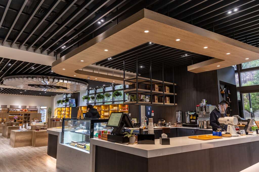 魚池鄉農會日月潭紅茶館的櫃台，裝潢得相當漂亮有質感