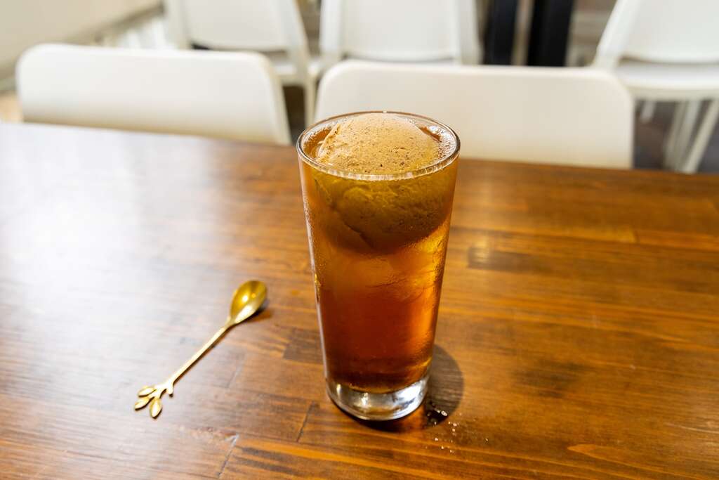 休息片刻享用日月潭紅茶