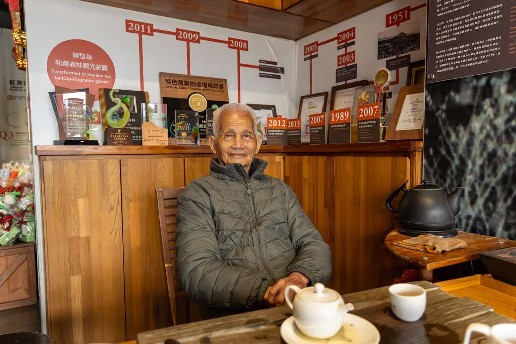 前持木製茶廠廠長石朝幸，1949年進入「茶業傳習所」學習製茶技術，是承襲日本製茶技術的老茶師，對於紅茶的熱忱與堅持，見證了日月潭紅茶產業的興盛、衰敗與再興