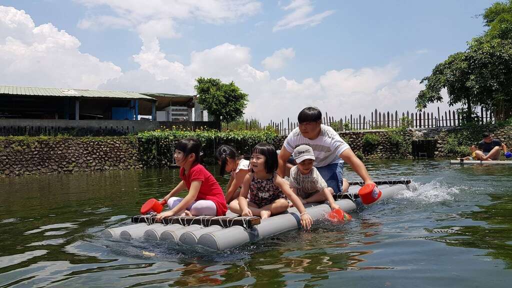 03摸蜆仔兼洗褲_圖片取自廣興農場