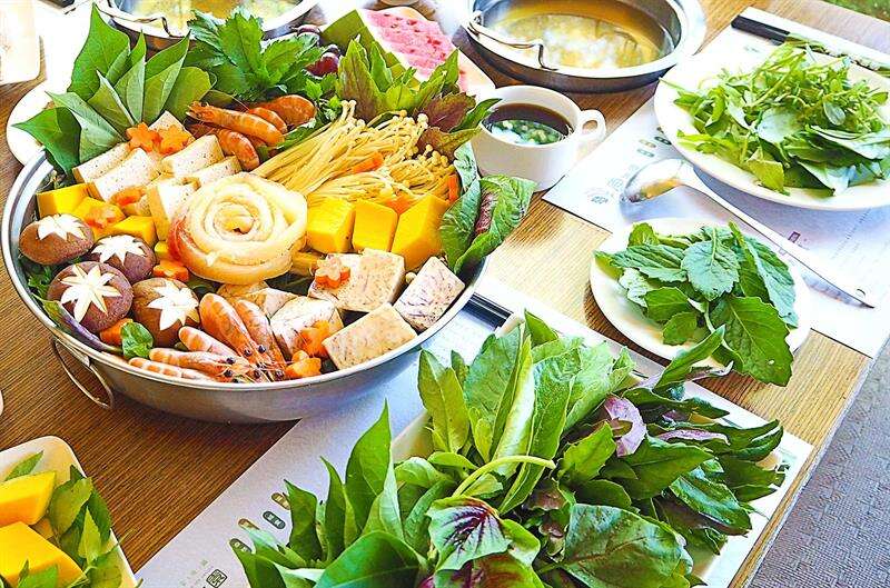 02藥草與當地食材結合，享用一頓健康美味的汆燙鍋物。