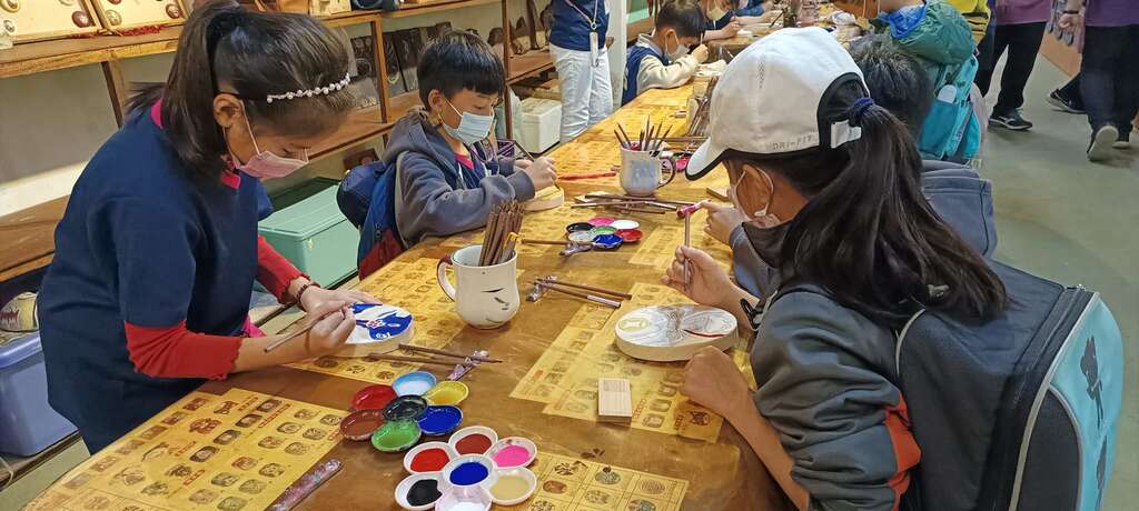 01透過臉譜彩繪DIY體驗,讓藝術與創意交織呈現。_圖片取自山板樵休閒農場