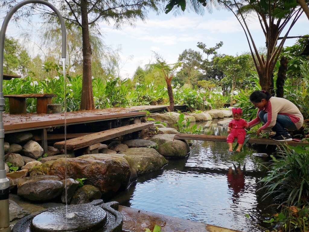 01在湧泉中感受涼爽的溪水,回到童年的戲水樂趣。_圖片取自台灣休閒農業發展協會