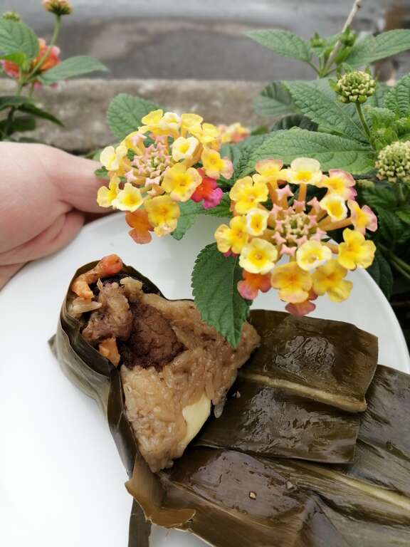 02採用野薑花葉包裹糯米製成的野薑花粽,傳承家鄉的美味。_圖片取自台灣休閒農業發展協會