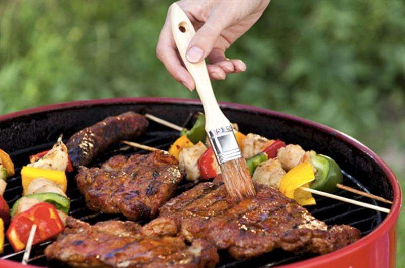 03在田野間享受烤肉派對，與家人朋友共享美好時光。