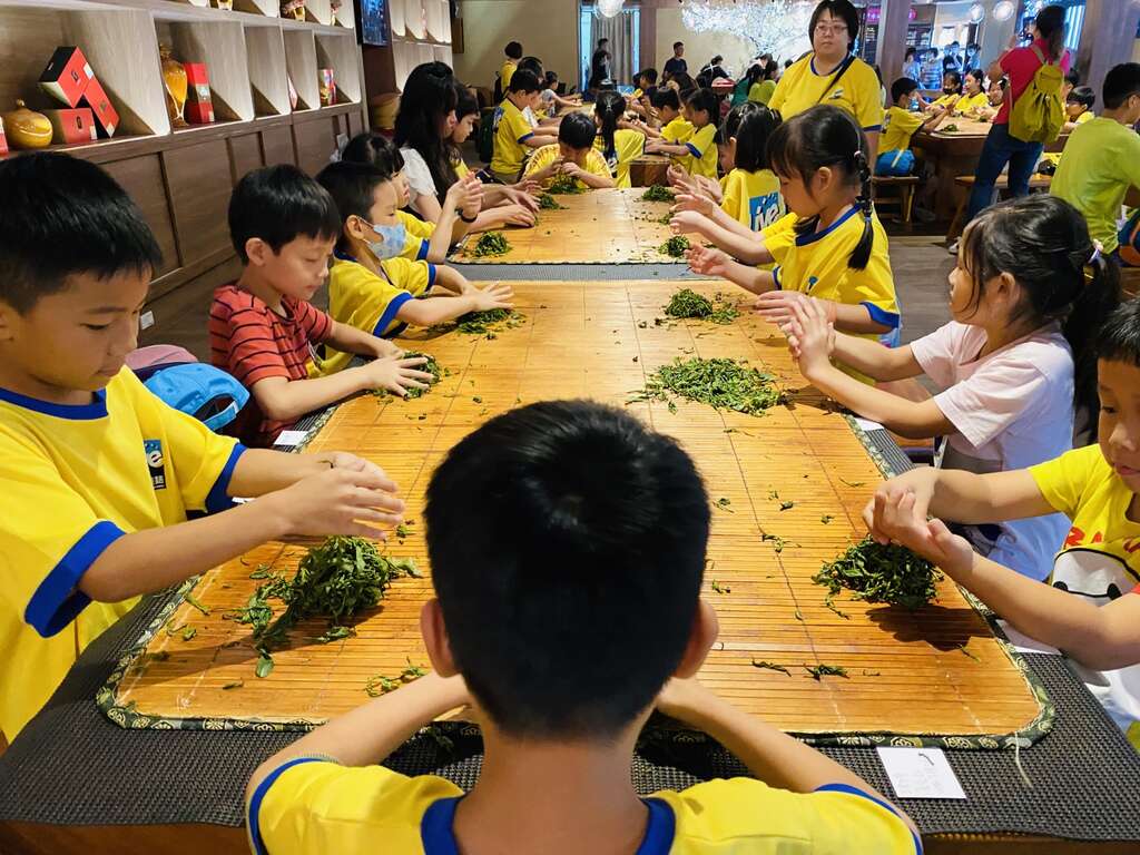 11親手揉茶，體驗製茶的樂趣。_圖片取自台灣休閒農業發展協會