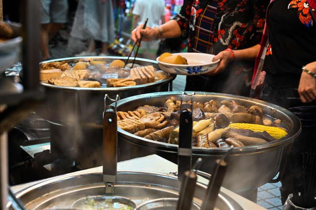 老街中瀰漫著滷味的五香氣味撲鼻而來。