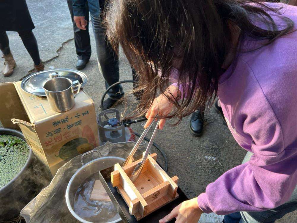 豆腐達人教大家製作傳統板豆腐。