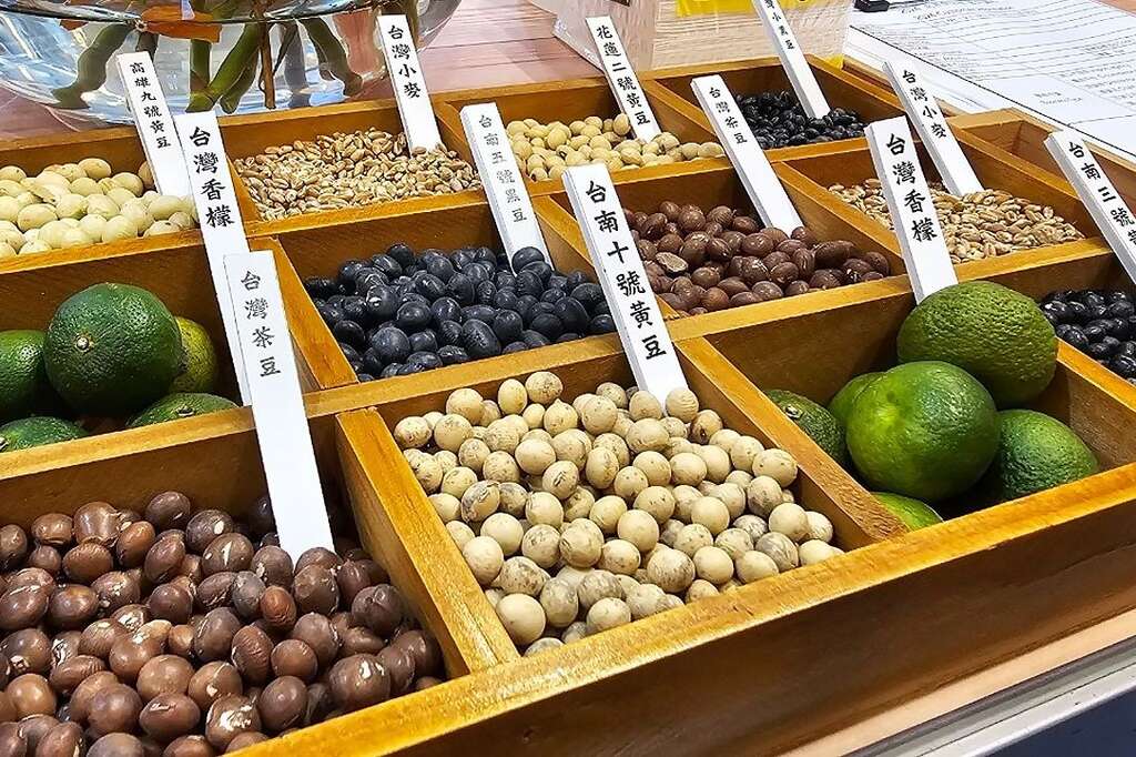 豆油伯選擇各種好原料釀造醬油（豆油伯提供）