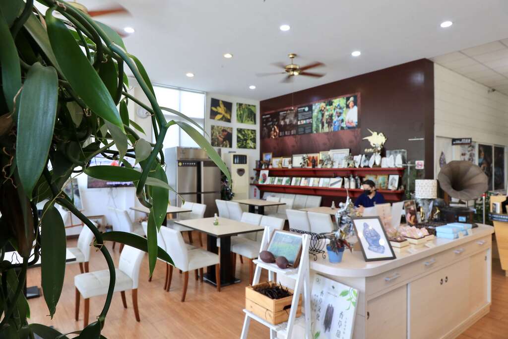 008位於台14線公路、埔里交流道附近的香草騎士店內001