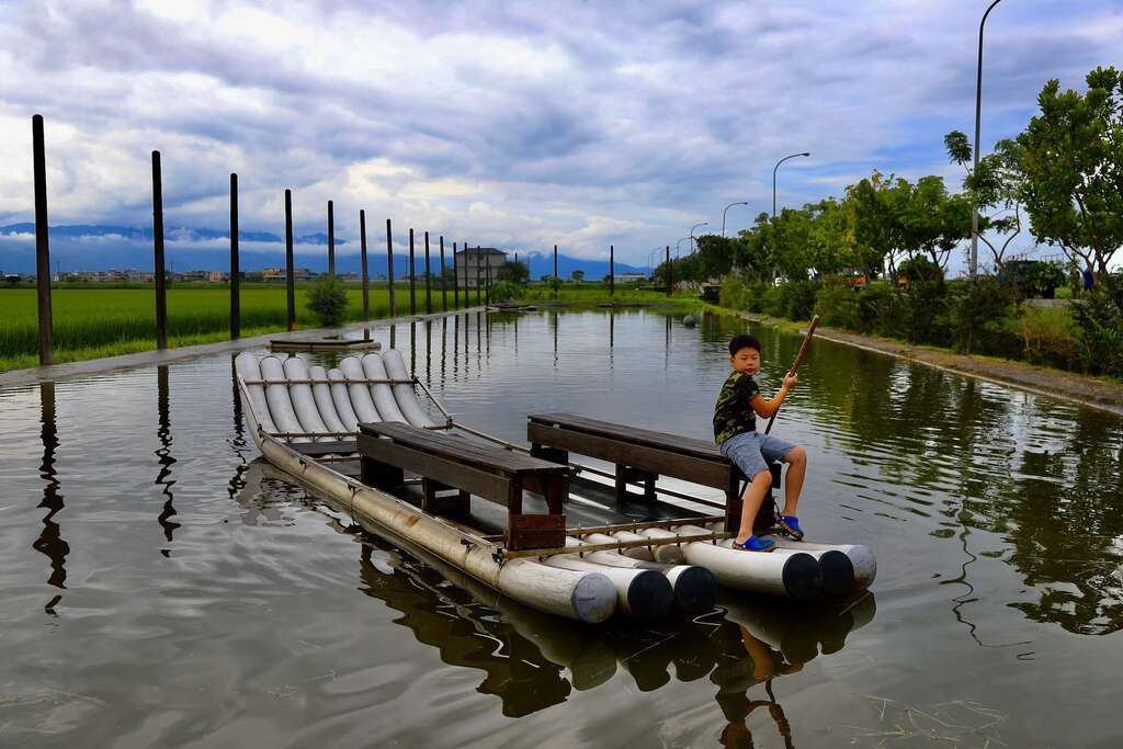 010官老爺休閒農場招牌水池與竹筏秧桶船體驗活動006