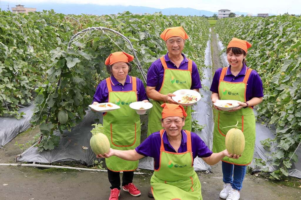 003官老爺與官夫人，加上媳婦與鄰居親友，一起利用壯圍哈密瓜開創多樣美食001