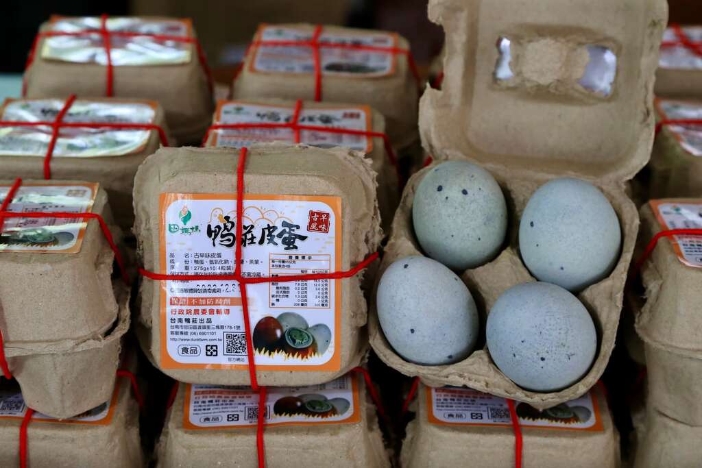 台南鴨莊提供多樣鹹鴨蛋與皮蛋伴手禮可以選購