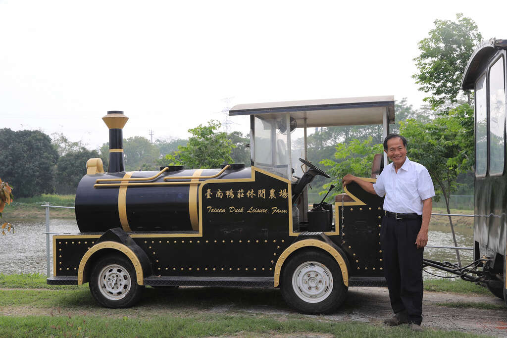 台南鴨莊鴨爸蘇清發與自己設計的遊園火車