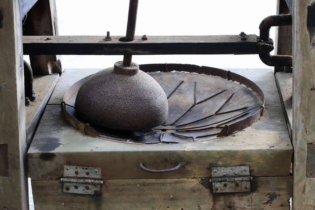 天然茶莊保留許多早年留下的採茶工具與揉茶器具01