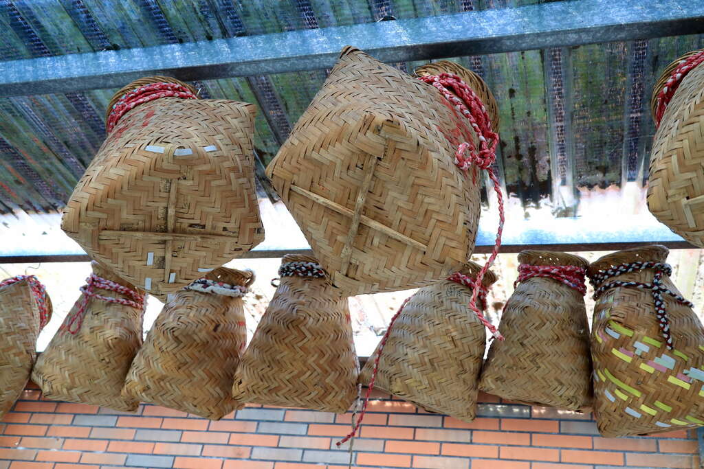 天然茶莊保留許多早年留下的採茶工具與揉茶器具03