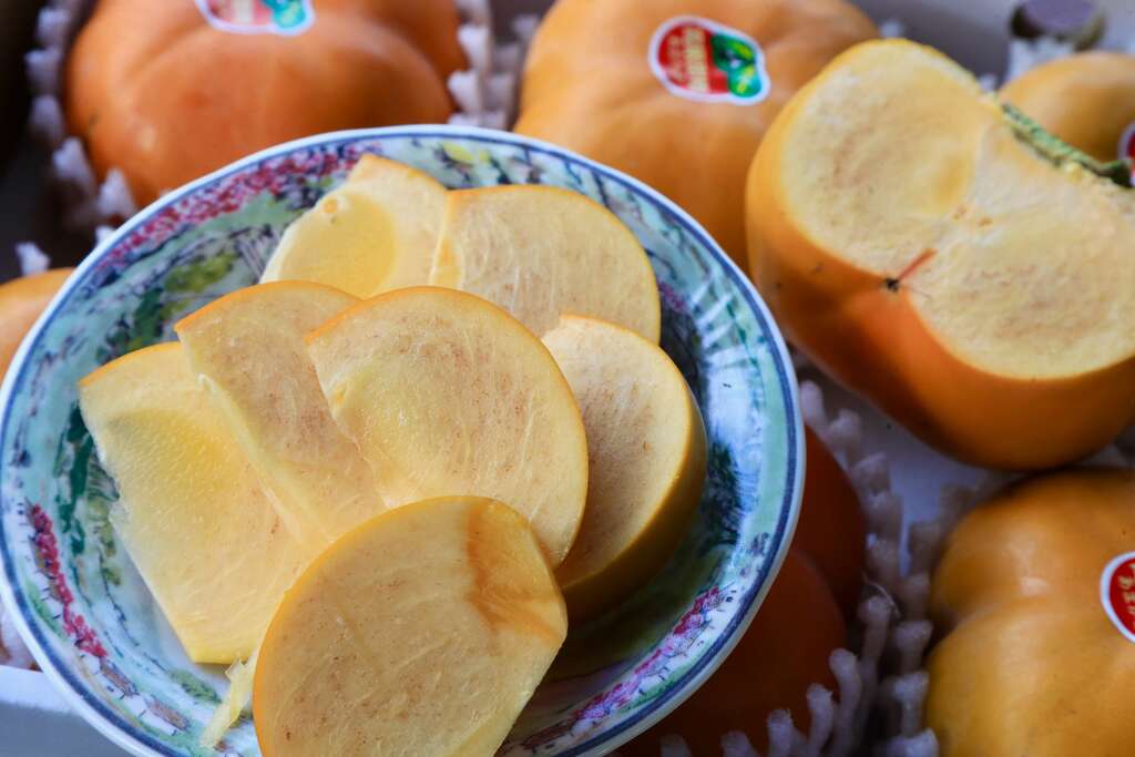 南投水里九芎坪果園的甜柿採自然農法種植，口感清脆，滋味非常清甜01