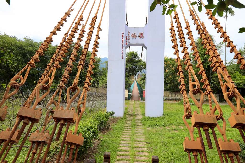 九芎坪果園旁就有很好的鄉野景觀，還有吊橋與休憩涼亭