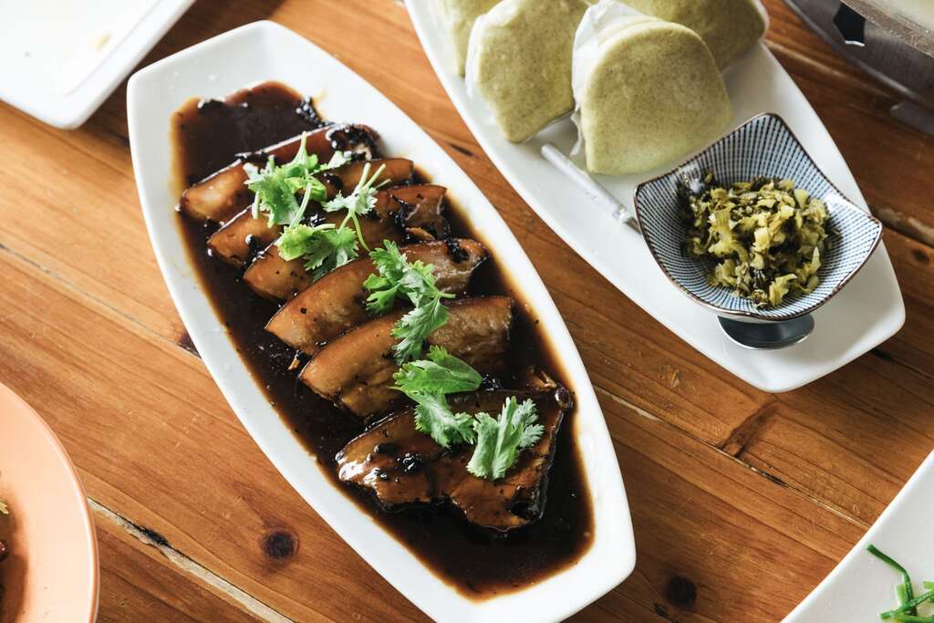 本次入選12味的天然茶莊招牌菜色「觀自在煨東坡包種茶刈包」，平時在店內以此大氣方式上桌。