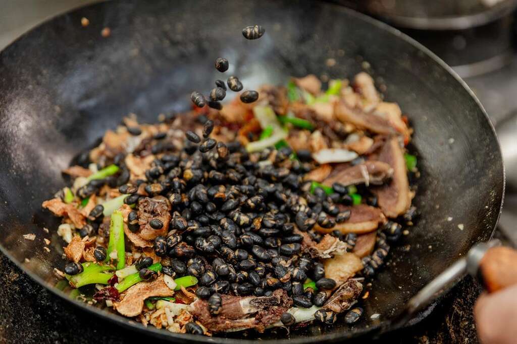 台南下營鵝鄉園田媽媽的薑爆鵝肉之師傅炒製並添加下營黑豆(1)