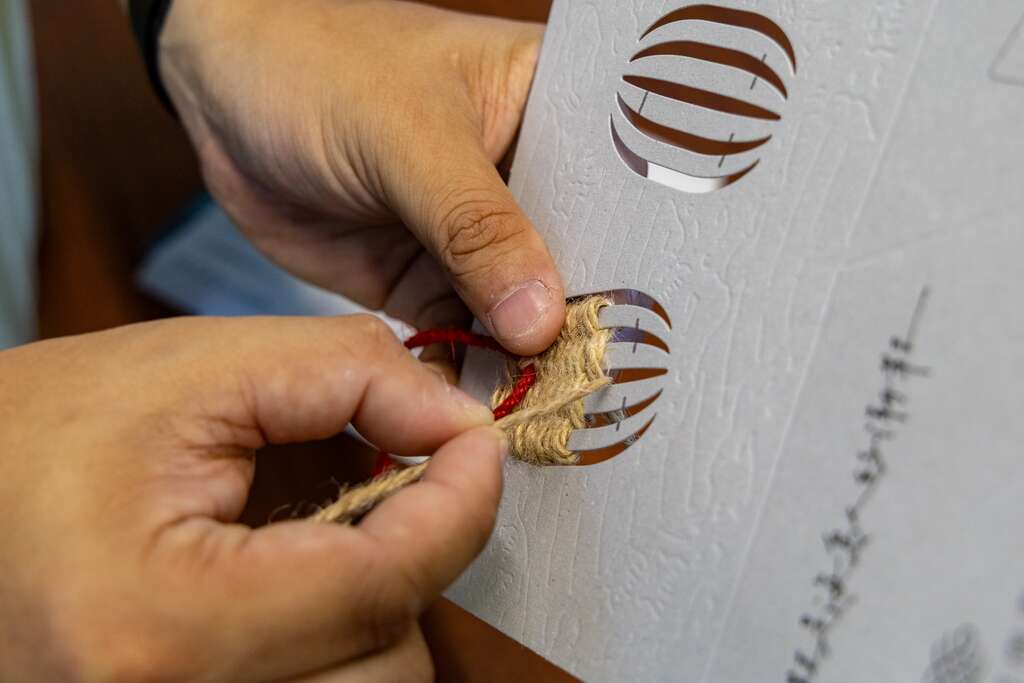 島編有潮事提供草鞋編織明信片的體驗