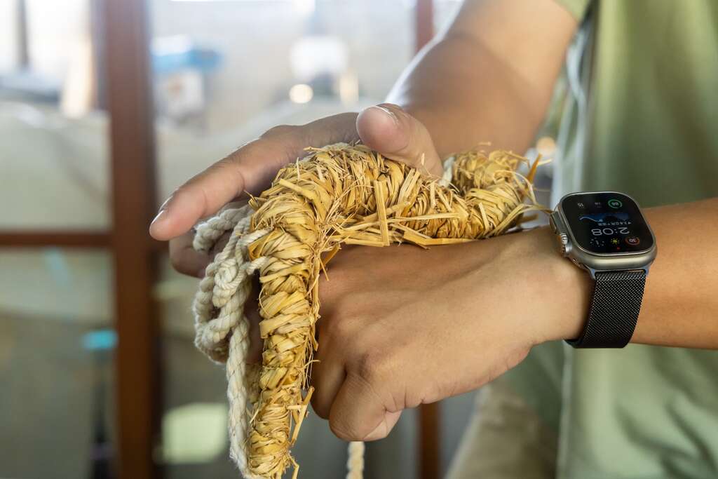 草鞋是以前澎湖人為了行走潮間帶採集發展的裝備