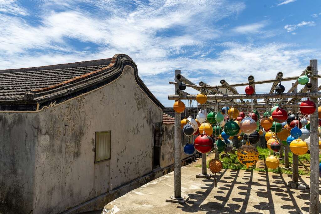 南寮社區把海廢再利用打造浮球秘境