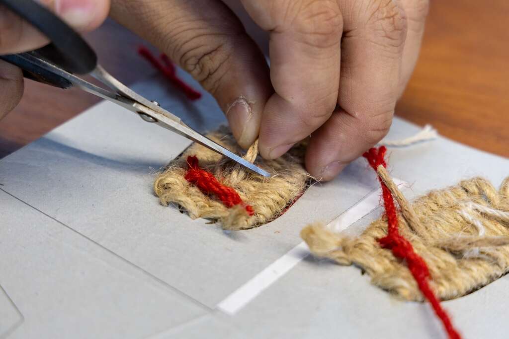 以真實草鞋編織手法作出具特色的明信片