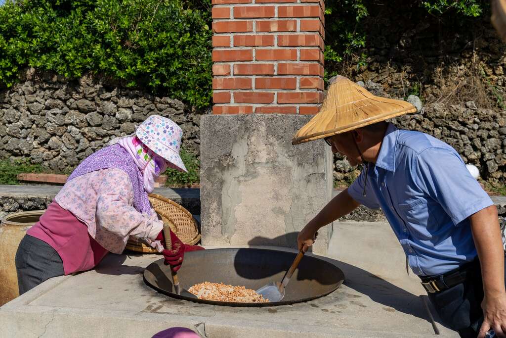 修護後的魚灶提供遊客體驗炒花生