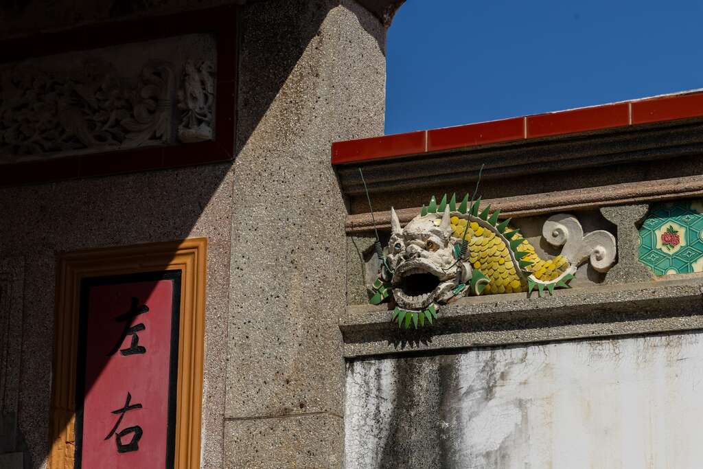 許返古宅的剪黏、彩繪等裝飾十分華麗