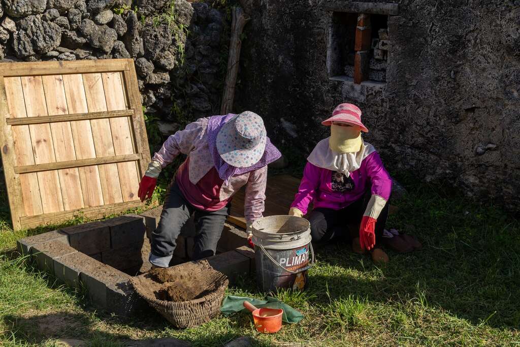 製作牛屎餅前需將原料拿出來