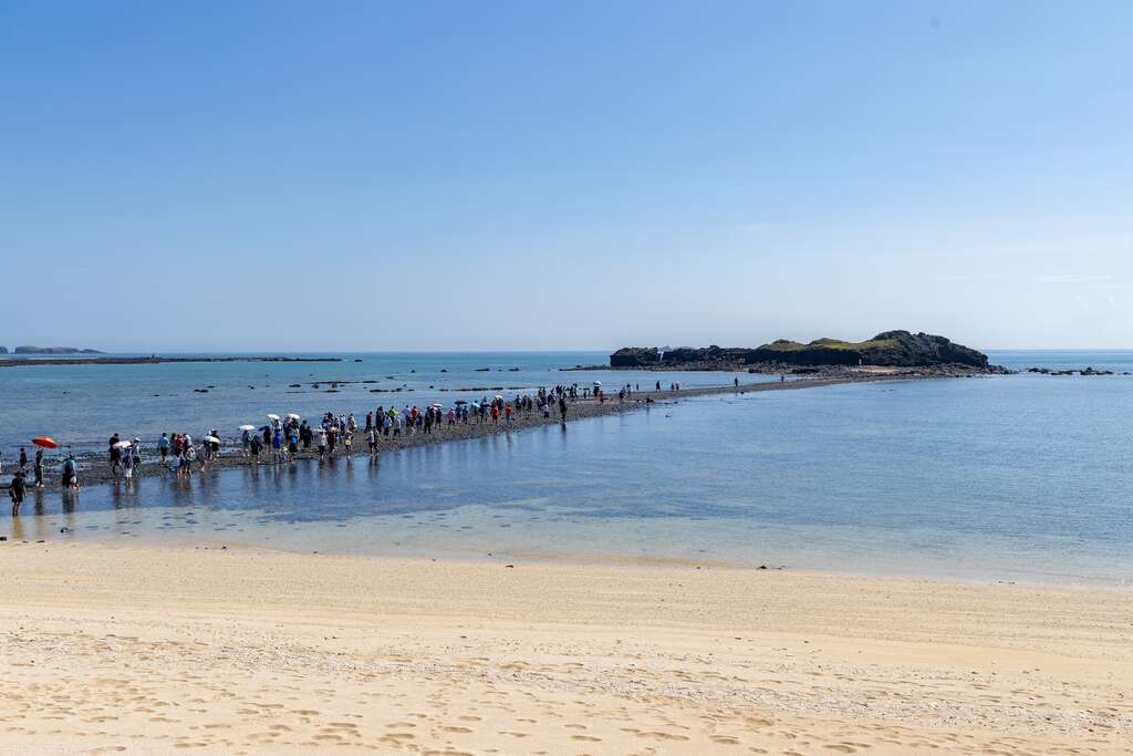 退奎壁山摩西分海-潮後可沿著廊道跨越海洋