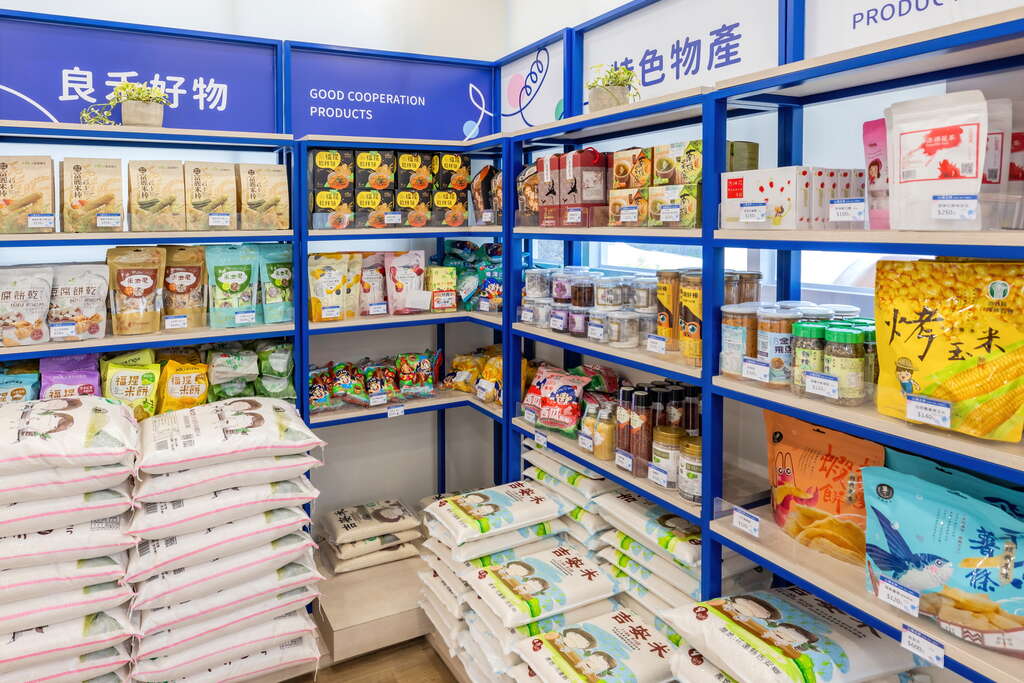 山海正甜吉製冰所內部也有販售各式當地農特磣品