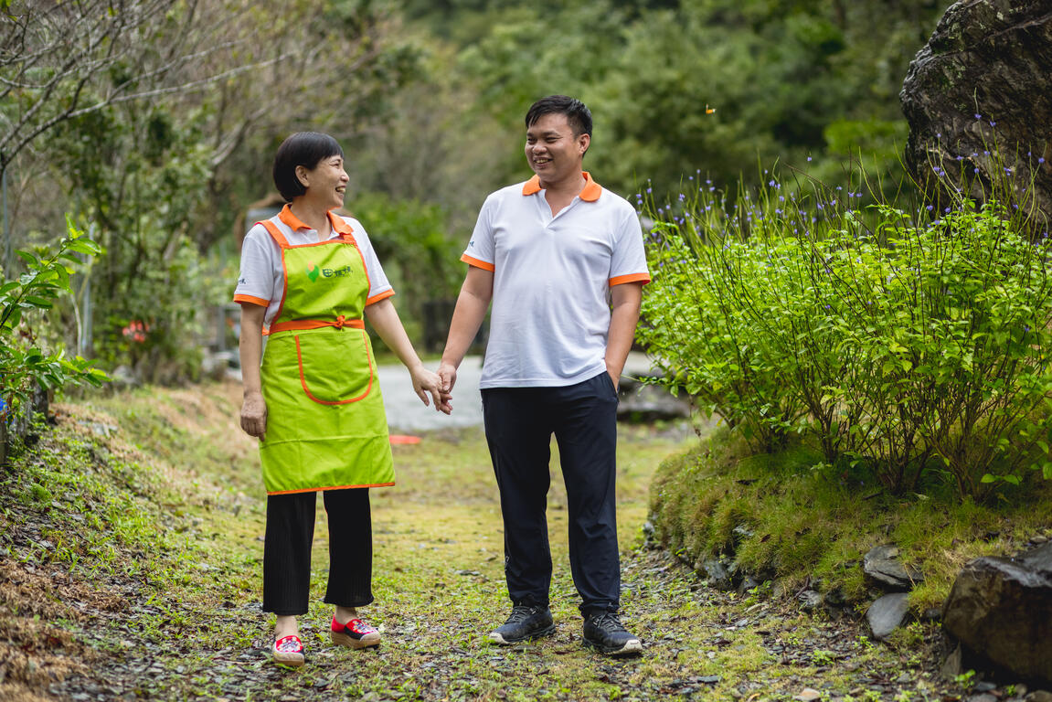 田媽媽江嬌媚女士與兒子王孝良的二代傳承