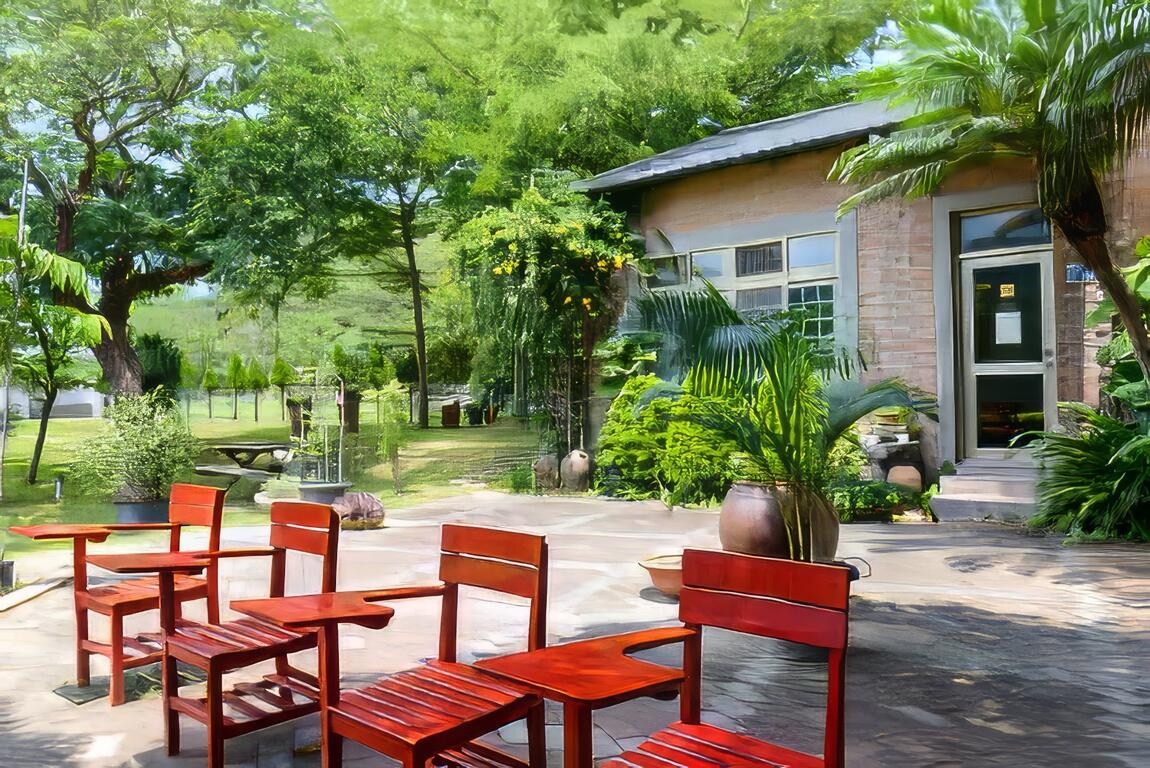 紅色課桌椅是眺望山景VIP位置