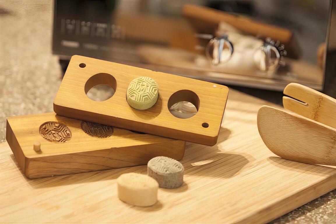 為狀元糕印上美麗圖騰的糕餅模