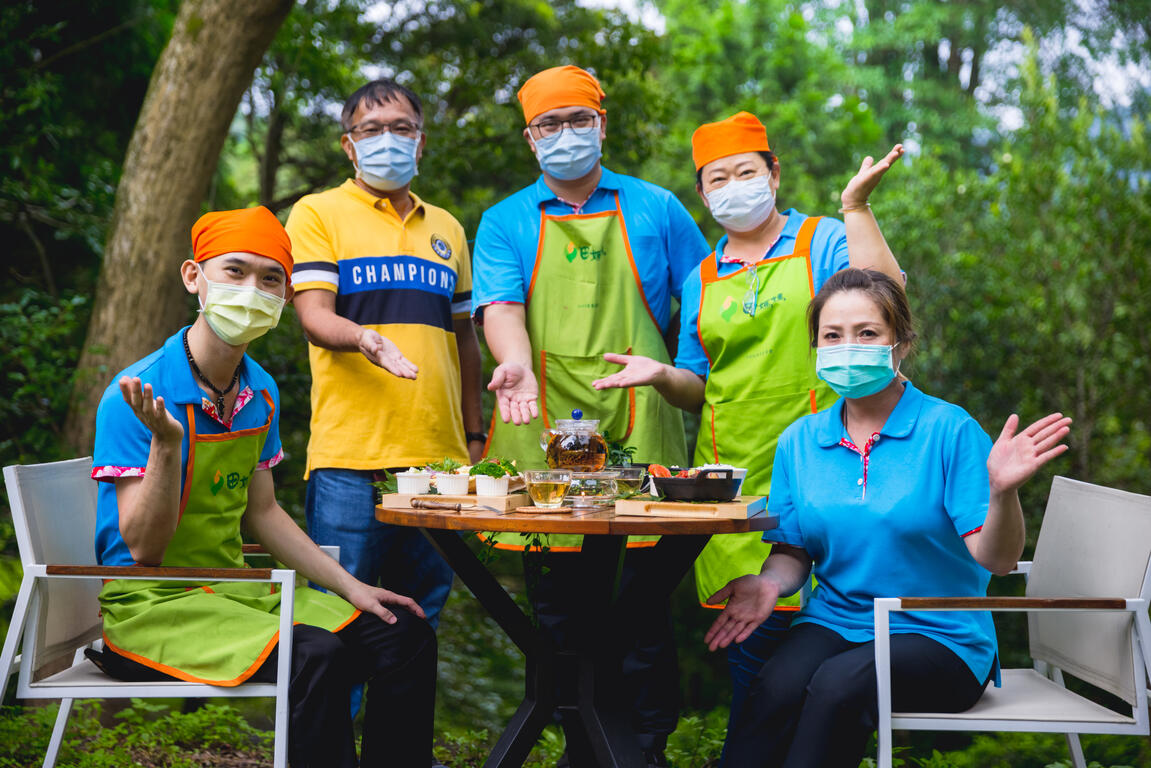 用心製作料理的田媽媽