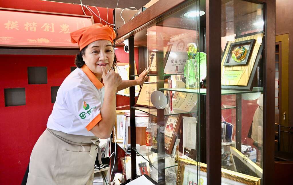 P09 田媽媽班長李慧鳳帶領在地婦女經營食堂，將農場的大地能量轉化為桌上佳餚，屢獲獎項肯定，展現了石碇女性的韌性與創意。