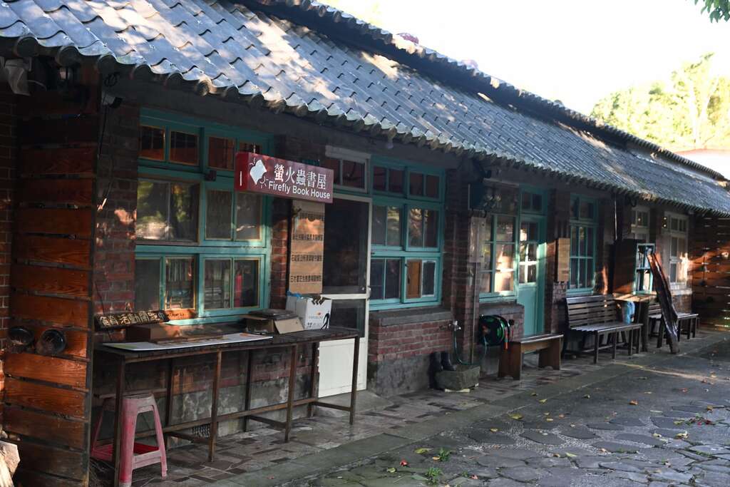 P10 農場與鄰近的「螢火蟲書屋」串連合作，結合生態導覽與礦坑遺址參訪，將在地歷史文化融入觀光體驗，活化了昔日的礦工聚落。