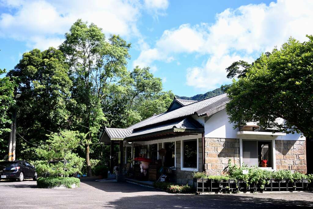 P03 「三才•心靈芝旅養森食堂」所在的建築前身為1899年建造的百年石頭屋，這裡曾是日治時期軍官會所與台陽煤礦辦公處，牆體堅固且通風良好，見證了當地礦業歷史。
