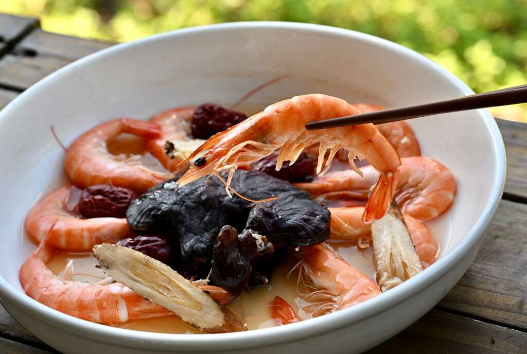 P06 以浸泡過靈芝酒液提味的「靈芝醉蝦」，為鮮甜海味增添濃厚漢方調味。