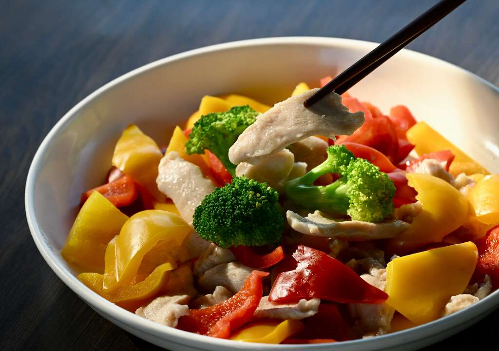 P08 除了藥膳鍋物，田媽媽餐廳也以低油低鹽烹調，端出色彩繽紛、口感清爽的家常料理。