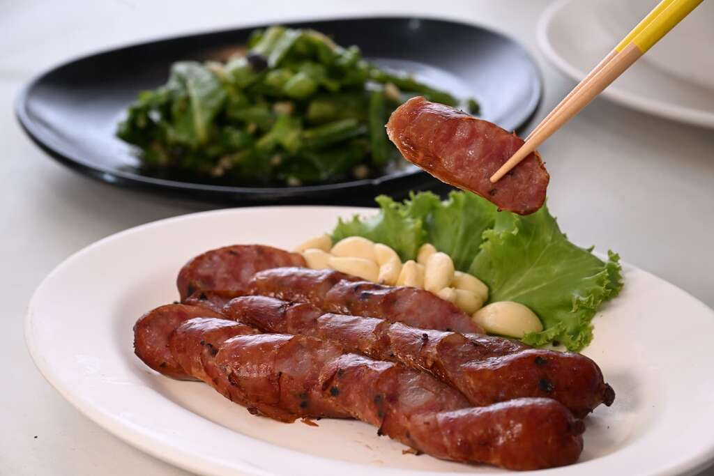 P08  「鵝肉香腸」將鵝肉與豬肉依比例調配，低脂爽口，風味香甜。