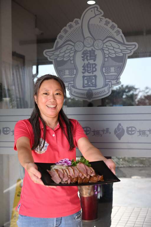 P03 嫁進鵝鄉的「下營田媽媽鵝鄉園餐廳」第二代媳婦邱惠梓擅長料理，熱心進入學校教授孩子烘焙料理，並積極參與農村推動計畫，帶領青少年認識在地食材。