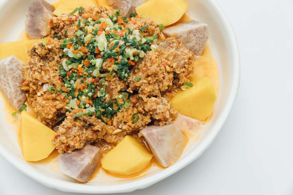 運用大安農會食材五寶，芋頭、豬肉、粉蔥、燒酒與安泉米製作的農耕友善芋薯香小排，入選田媽媽12味（圖由田媽媽提供）